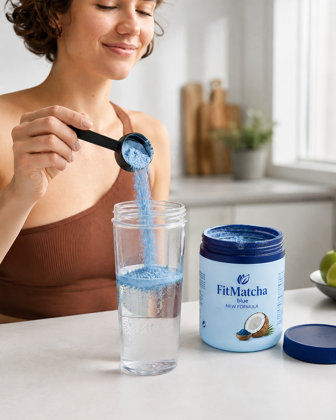 Krok 2 — dodaj proszek FitMatcha Blue do napoju