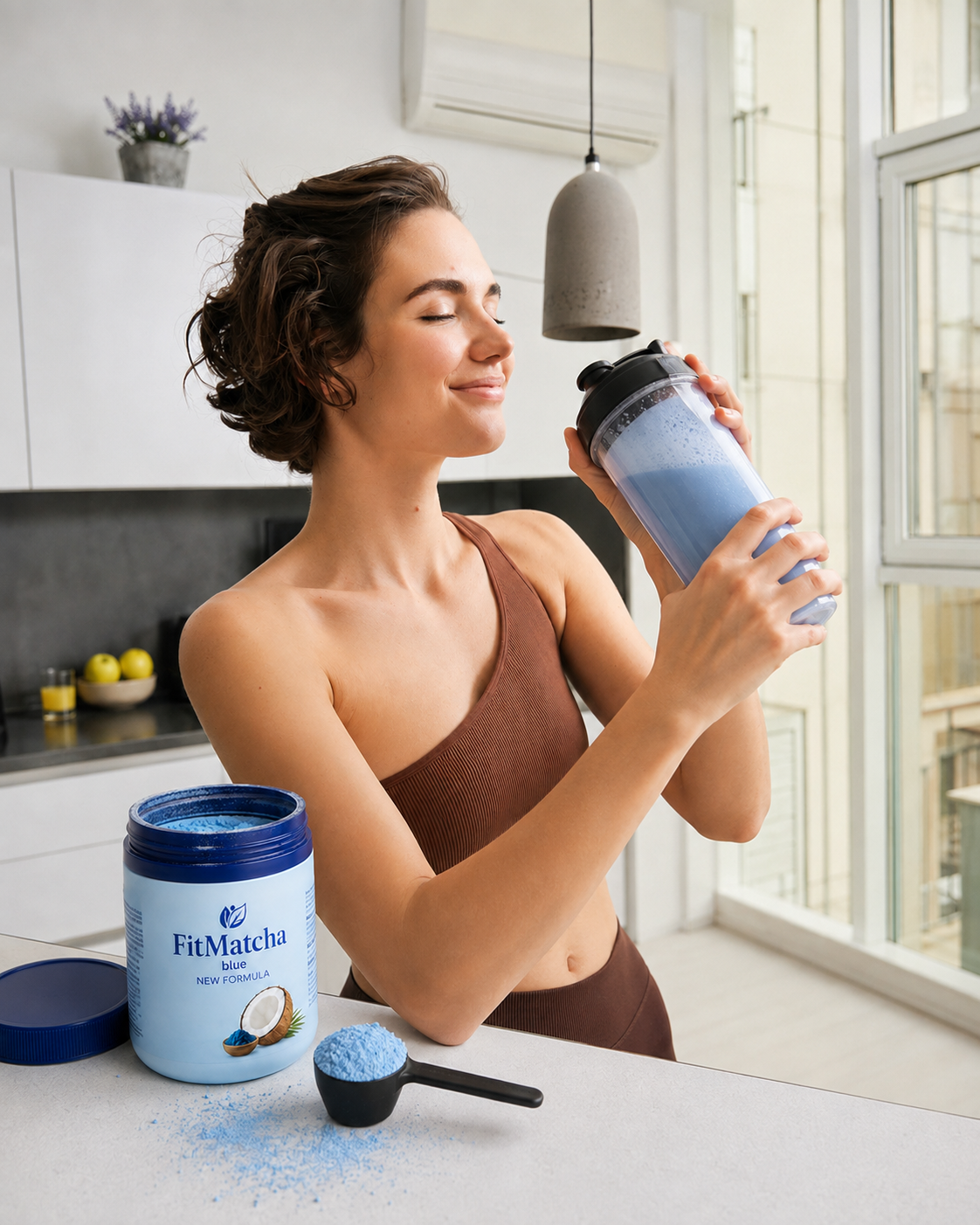 Krok 3 — wymieszaj FitMatcha Blue w shakerze
